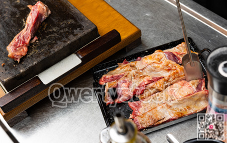 Process of meat cooking on grilling stone