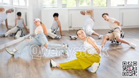 Teen girl with group of teenage friends, learn to dance hip hop