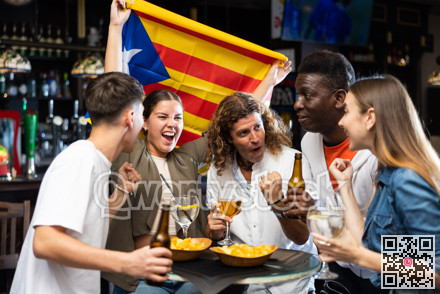 Fans celebrate the victory of the Catalan team in beer bar
