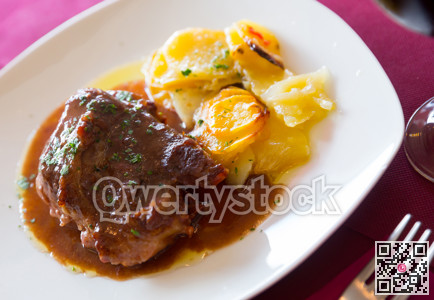 Pork cheeks in dark chocolate