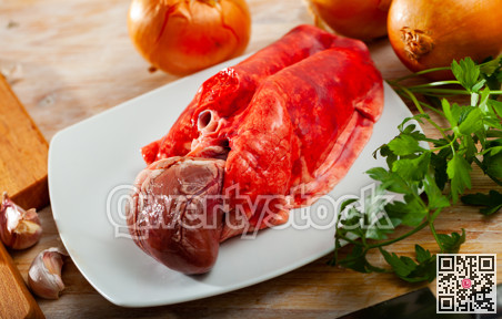 Raw lamb lungs and heart