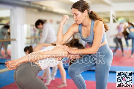 Women in pair perform effective impact on pain points while learning self-defense.