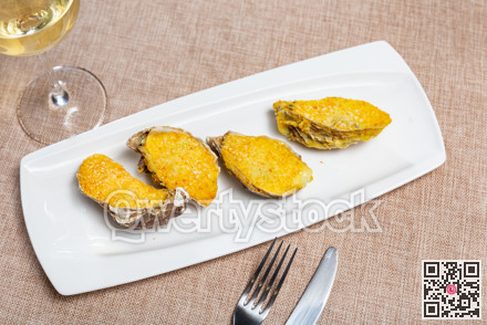 Oysters with cava sprinkled with salt. With glass of white wine