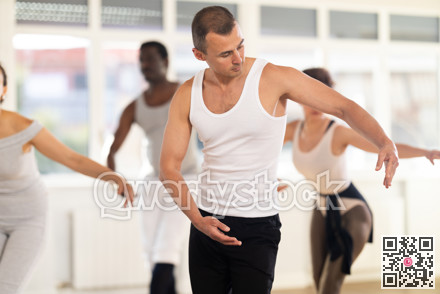 Ballet artist leading group rehearsal with amateur dancers