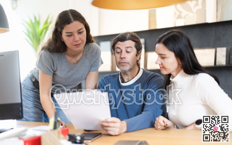 manager helps customers place an order and deliver furniture