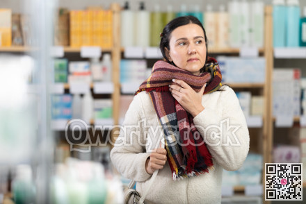 Woman visits pharmacy and suffers from sore throat