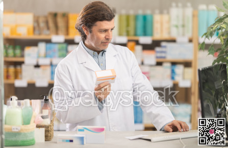 Man pharmacist offers antiallergic pills