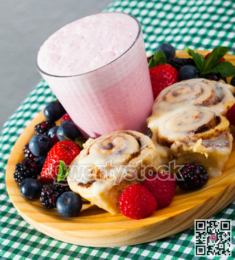 Cinnabons with berry smoothie